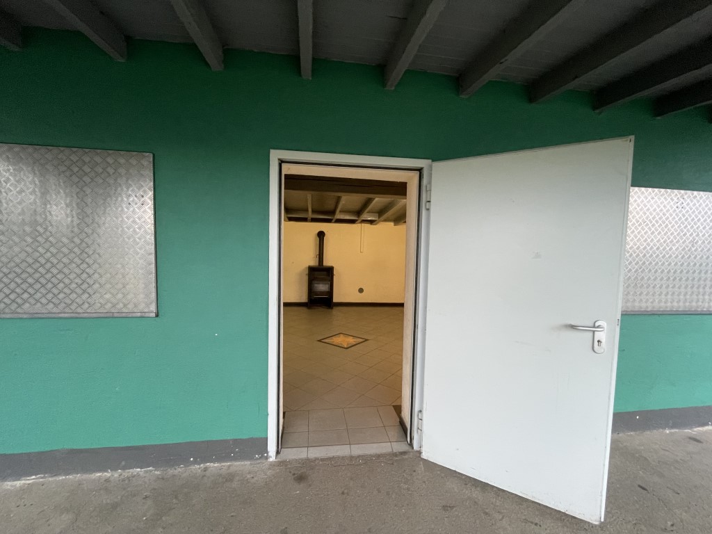 Grillhütte in Güls Aufnahmen von innen - Weißes Tür steht offen