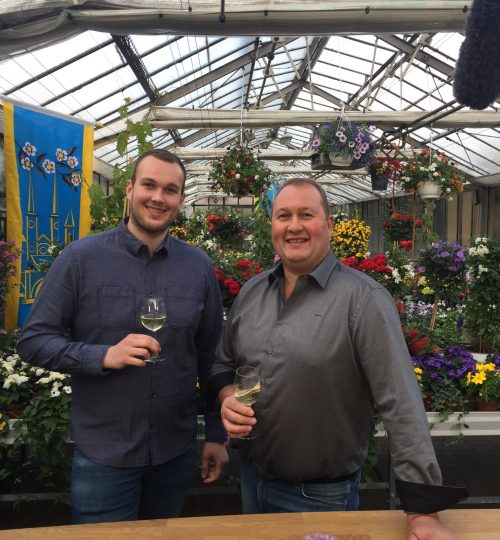 Winzer Spurzem und Sohn beim digitalen Blütenfest