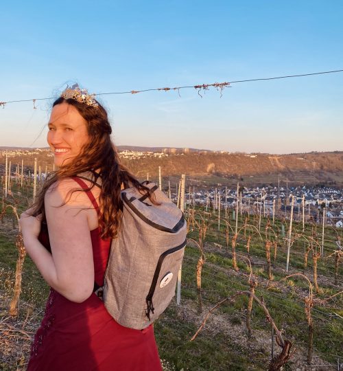 Blütenkönigin am Weinberg