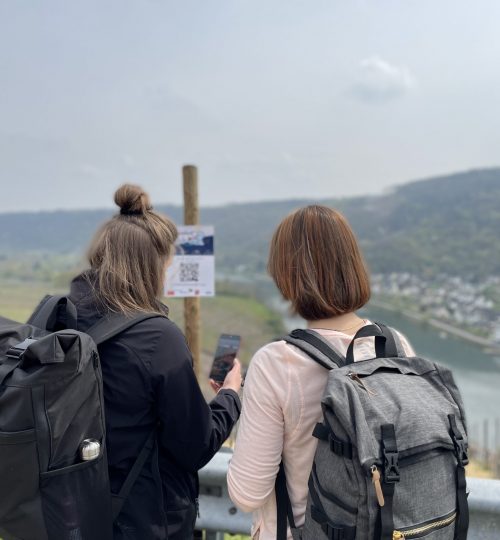 Touristinnen am Weinberg
