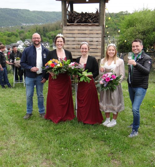Gülser Weinmajestäten auf dem Heyerberg