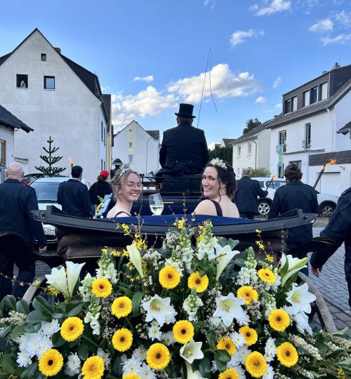 Blumenkranz und Dekoration beim Blütenfest in Güls