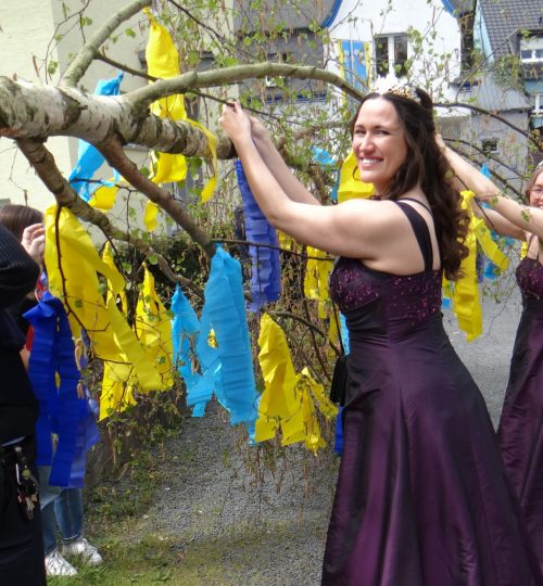Dekorierte Stände auf dem Gülser Blütenfest an der Mosel
