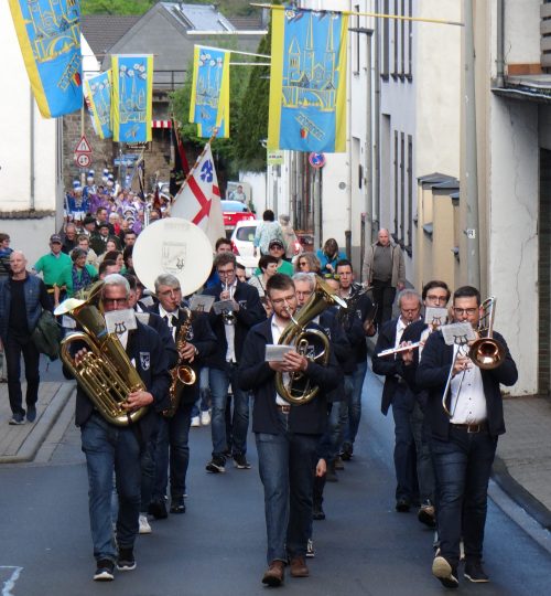 Festzug durch die Straßen von Koblenz Güls während des Blütenfests