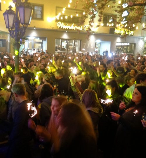 Menschen auf Dorfplatz