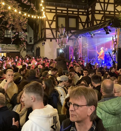 Festplatz mit Menschen beim Blütenfest