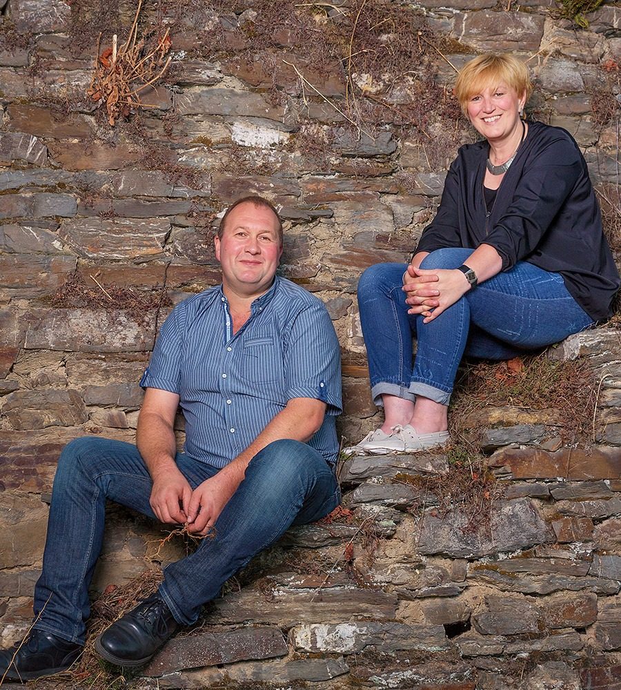 Winzer Gerhard Spurzem mit seiner Frau am Weinberg