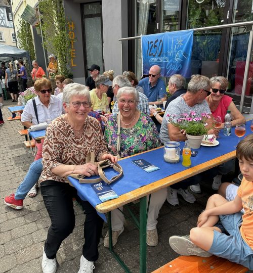 Gemeinschaftliche Feier auf dem Blütenfest 2024 in Koblenz Güls
