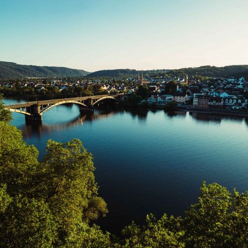 Gülser Moselbrücke mit Moselufer